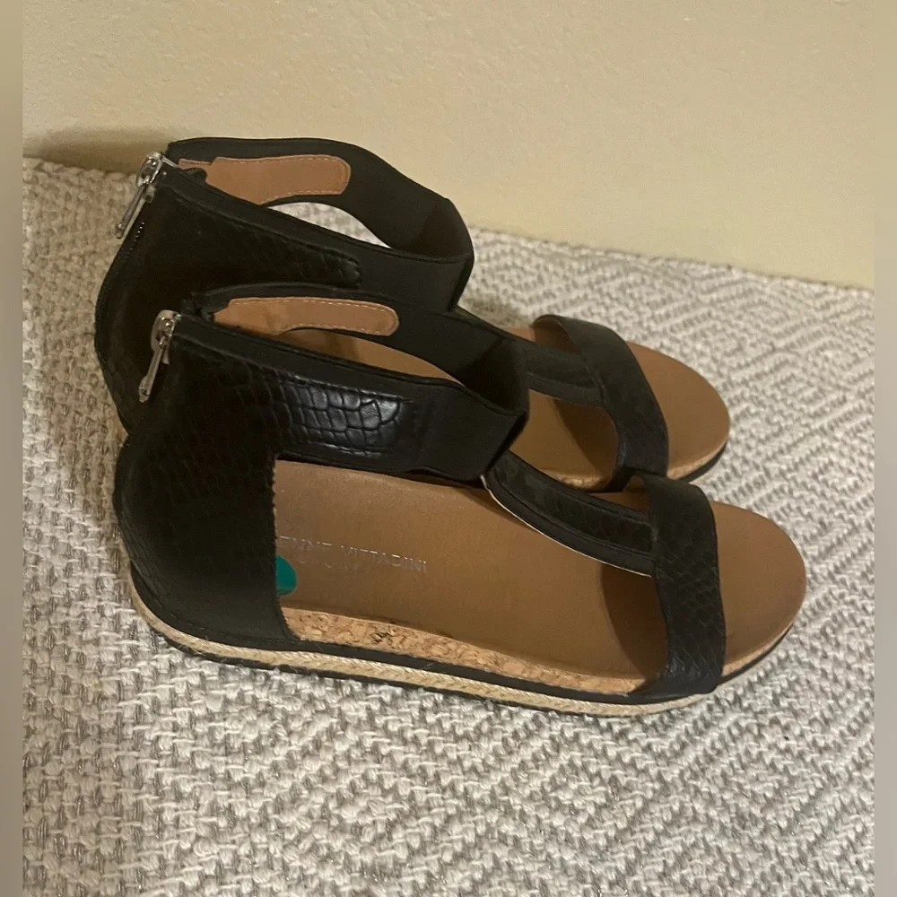🛍️NWOT Adrienne Vittadini Wedge Sandal
